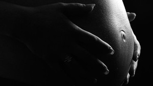 Manželia sa museli verejne ospravedlniť. Žena otehotnela skôr ako jej staršie kolegyne