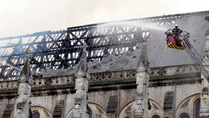 Baziliku v Nantes na západe Francúzska zasiahol požiar