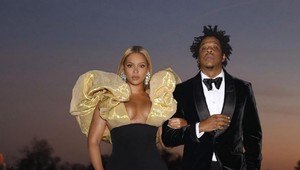 Beyoncé prišla na udeľovanie cien s výrazným meškaním, doniesla si vlastné šampanské