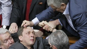 Začali vyšetrovať bitku v parlamente