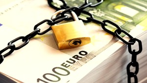 Máte v peňaženke stoeurovku? Skontrolujte si ju, v obehu sú falzifikáty