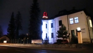 Netradičná ozdoba. Na dome v Banskej Bystrici sa vyníma mikulášska čiapka