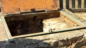 Otca so synom našli v žumpe. Syn (11) to neprežil