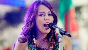 Autobus Miley Cyrus havaroval, zomrel jeden človek