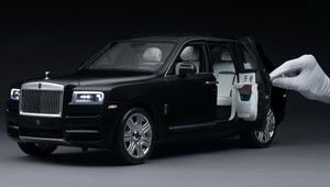 Ťažký život milionárov: Model vozidla Rolls-Royce Cullinan v mierke 1:8 stojí celý majland