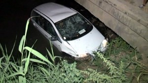 Auto skončilo v potoku pri Trenčíne. Vodič nafúkal viac ako tri promile