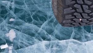 Ako vymôcť škodu, keď sa autá zrazili na zľadovatenej ceste