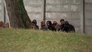 Druhý deň mimoriadnej situácie: Migranti na cudzineckej pôde, starosta rieši situáciu