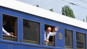 Prezidenti Česka a Slovenska sa previezli v historickom vlaku cez dva štáty. Obyvatelia bratských národov sa stretli na Veľkej Javorine