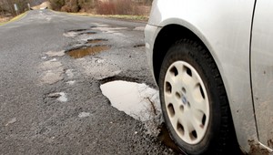 Počasie cestám žičí. Výtlkov je menej ako po minulé roky