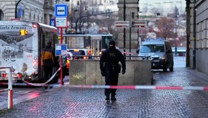 Páchateľ pobodal dvoch ľudí. Nechcel sa vzdať, polícia ho postrelila