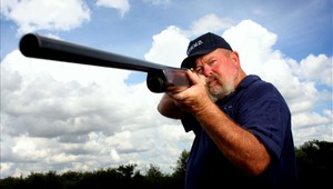 Šialenec zastrelil mladého suseda pre hlasnú hudbu!