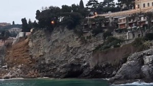 V Taliansku sa do mora prepadol cintorín. Vo vode skončilo takmer 200 rakiev