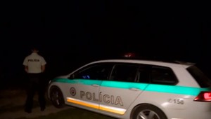 Nehody na cestách a zrazení chodci. Polícia musela počas noci zasahovať viackrát