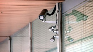 Vandal odstrelil bezpečnostnú kameru. Niečo chystá, myslí si obyvateľka Krtíša