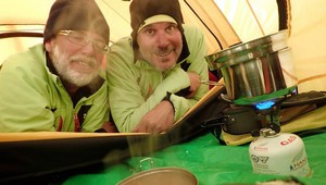 Z najhoršieho vonku, horolezcovi Pálovi ustupuje snežná slepota