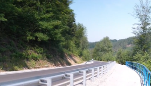 Jazda cez túto obec je ozaj riziková. Pozor si treba dávať najmä na zásah kameňom do auta