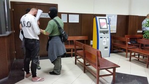 Kukláči rozbili organizovanú skupinu autičkárov. O ich osude rozhoduje krajský súd v Trnave