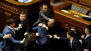 VIDEO. V parlamente padali facky, tiekla aj krv!