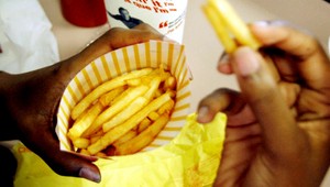 Zlodejov (24, 26) nájsť nebol problém. Kvôli hranolkám...