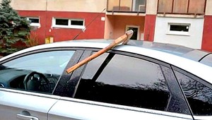 Kuriózny odkaz! Podnikateľ si našiel na aute zaťatú sekeru