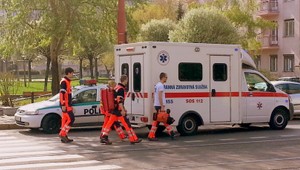 Štrnásťročný chlapec neprežil pád z piateho poschodia