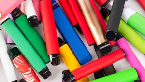 Vedci tvrdia, že jednorazové elektronické cigarety sú ešte toxickejšie ako tradičné cigarety