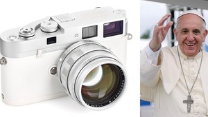Fotoaparát zosnulého pápeža Františka sa vydražil za 6,5 milióna eur