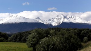 V Tatrách je na štítoch a v sedlách sneh. Počkajte si na lepšie počasie