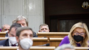 Plénum NR SR rozhodlo: Roberta Fica poslanci nevydajú na väzobné stíhanie. Hatrákovú a Tabak čaká vyhadzov!