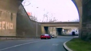 Šialená naháňačka s kradnutým autom, vodič bol pod vplyvom drog