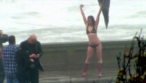 VIDEO. To snáď nie! Sandy v plnom prúde a ona pózuje v plavkách!