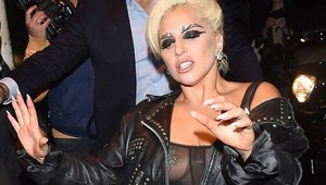 Pribratá Lady Gaga  vyzerala ako nadrogovaná, veď má čakať dieťa!
