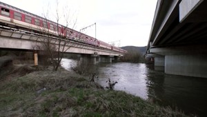 Tragédia na železnici. Na koľajnice si ľahol muž a čakal na vlak