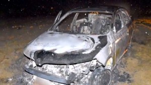 Taxikárovi išlo o život. Zbitého ho nechali ležať v snehu a podpálili mu auto