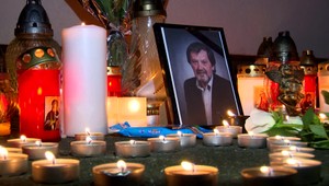 Tragédia vo Vrútkach otriasla Slovenskom. Ľudia si uctili pamiatku učiteľa, ktorý položil svoj život, aby zachránil žiakov