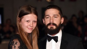 Shia LaBeouf sa zamiloval do bývalej snúbenice Roberta Pattinsona