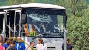 FOTO: Autobus, v ktorom cestovali mladé futbalistky, narazil do spadnutého stromu