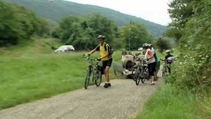 Mladá žena skončila s autom na streche, zletela na cyklistický chodník