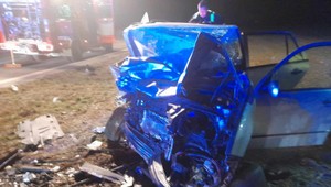 Po zrážke ostal z auta len šrot. Mladík bojuje o život