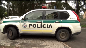 Dobýjal sa do bytu dôchodcom: Polícia po páchateľovi pátra