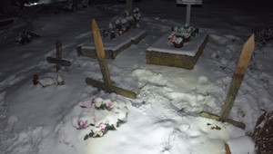 Na cintoríne podpálili kríže a poškodili hroby. Na svedomí to majú tínedžeri