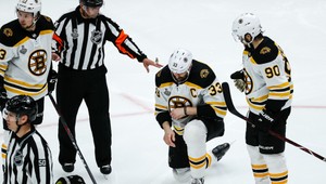 Chára nedohral duel na ľade St. Louis. Kapitán Bruins skončil po zásahu pukom do tváre so zlomenou čeľusťou