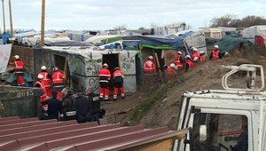 Začali búrať tábor v Calais, kde žijú tisíce migrantov