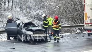 Tragédia na strednom Slovensku: Auto narazilo do kamióna, vodič zrážku neprežil