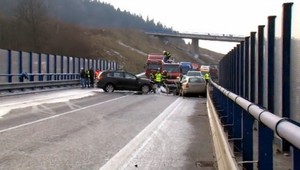 Muž (61) išiel v protismere, spôsobil vážnu nehodu