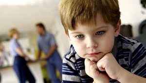 Zákon o rodine priamu adopciu nezakazuje, ministerstvá ju odmietajú