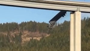 Dramatický pád kamiónu z mosta. Natáčanie filmu pri Žiline je v plnom prúde