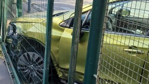 Šialená jazda: Američan narážal do áut v centre mesta