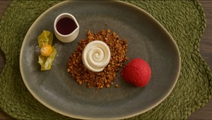 Panna cotta s karamelizovaným ovocím a omáčkou/zmrzlinou